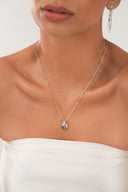 Gümüş Katmanlı kabuk formu ve kristal taş detaylı 925 ayar gümüş kolye 124