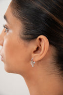 Gümüş Kavisli ve sallantılı kristal taş detaylı 925 ayar gümüş küpe 140