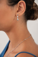 Gümüş Oval ve parlak yüzeyli ortada kristal taş detaylı 925 ayar gümüş küpe 159