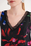 Siyah Baskı DANTEL DEYATLI V YAKA İPEK BLUZ  19479