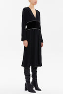 Siyah V yaka kadife kumaş kombinli midi  elbise 92485