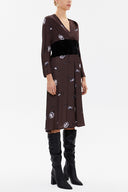 Kahve V yaka kadife kumaş kombinli midi  elbise 92485