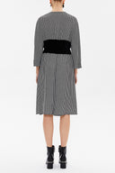 Desenli V yaka kadife kumaş kombinli midi  elbise 92485