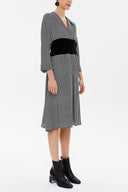 Desenli V yaka kadife kumaş kombinli midi  elbise 92485