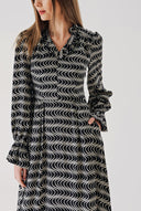 Siyah Beyaz Kolları ve yakası fırfır detaylı uzun elbise 94413